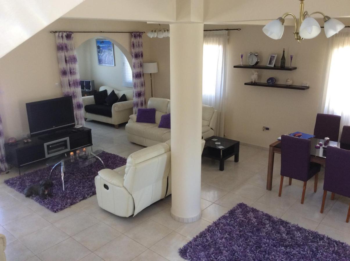 Quality Villa With Pool In Superb Location In Paphos 曼德里尔 外观 照片